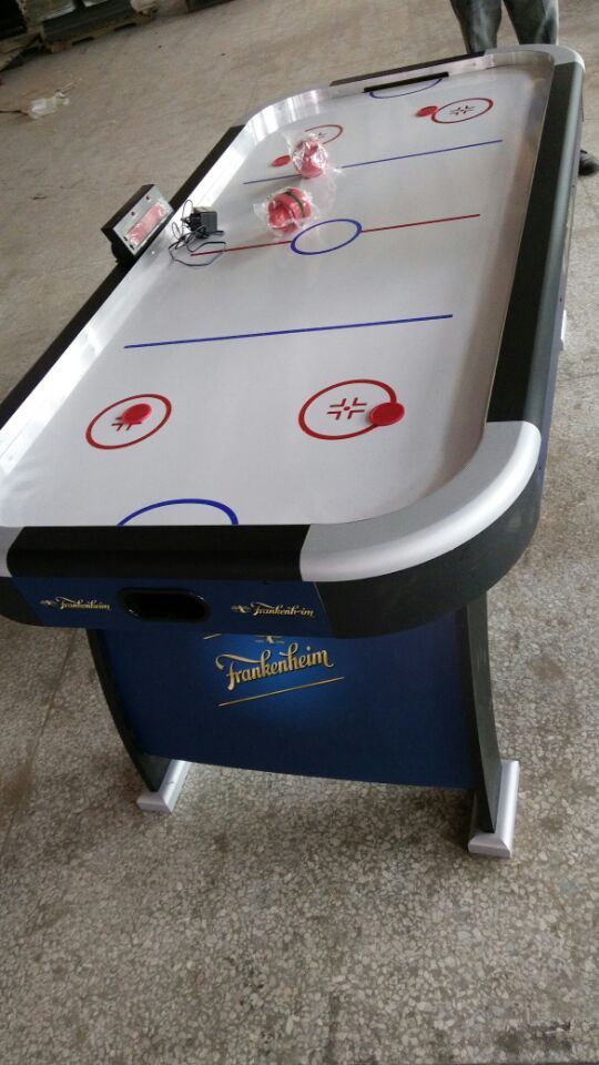 Airhockeytisch mit Branding